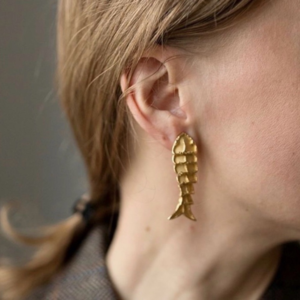 VINTAGE 1980s DONNA KARAN DKNY ARTICULATED GOLD FISH EARRINGS CLIP MODERNIST ART